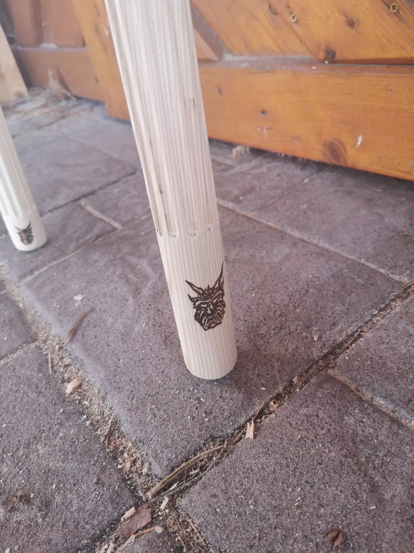 Gelasertes Vereinslogo auf einem Bischofsstab