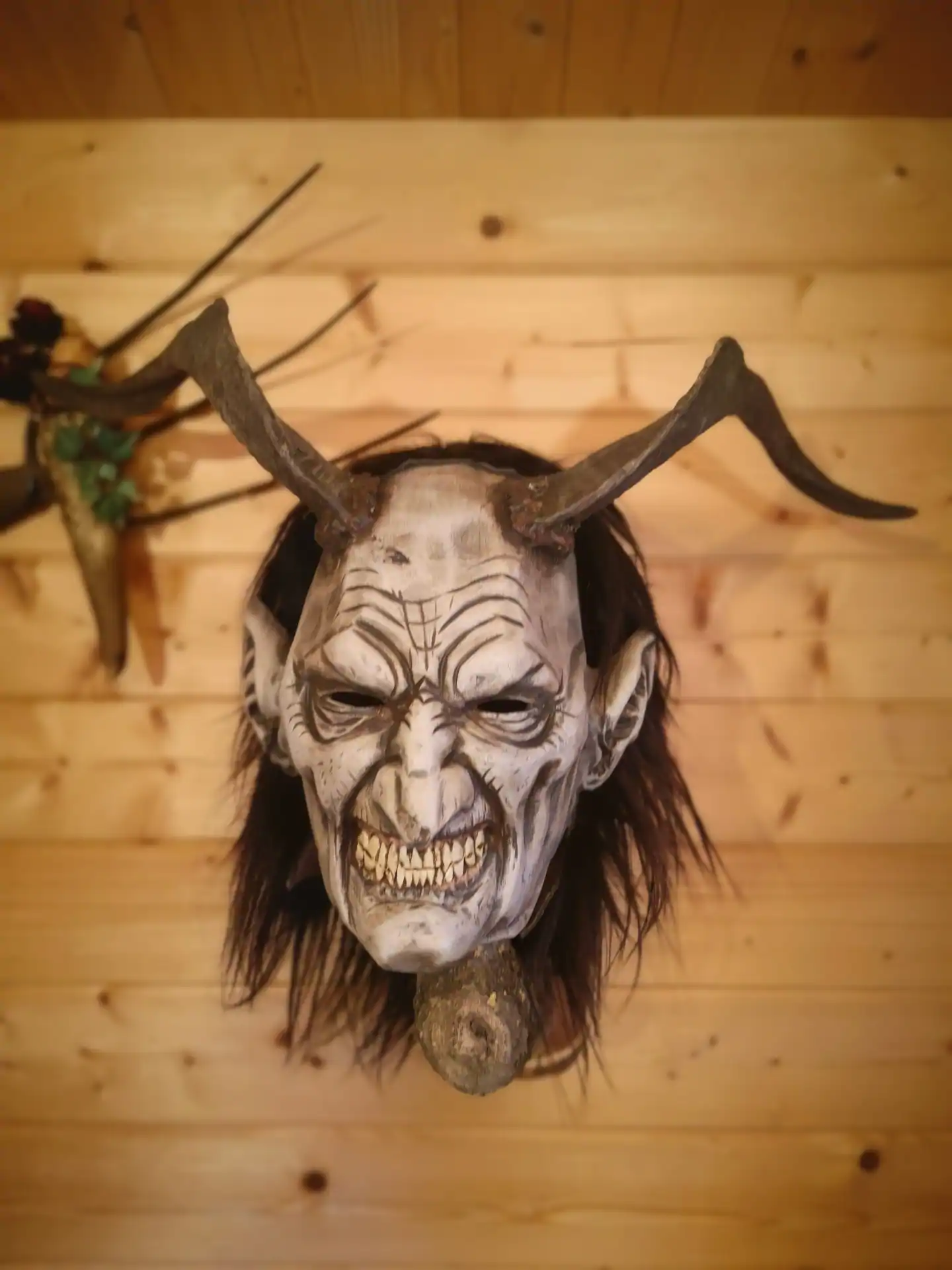 Maske aus Zirbe
